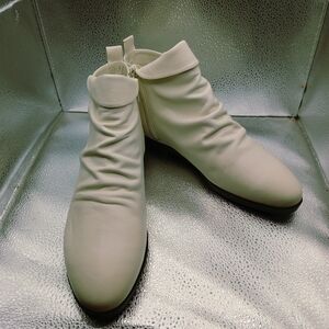 Ipanema Cream Ankle Boots Women's Size 9 NWT